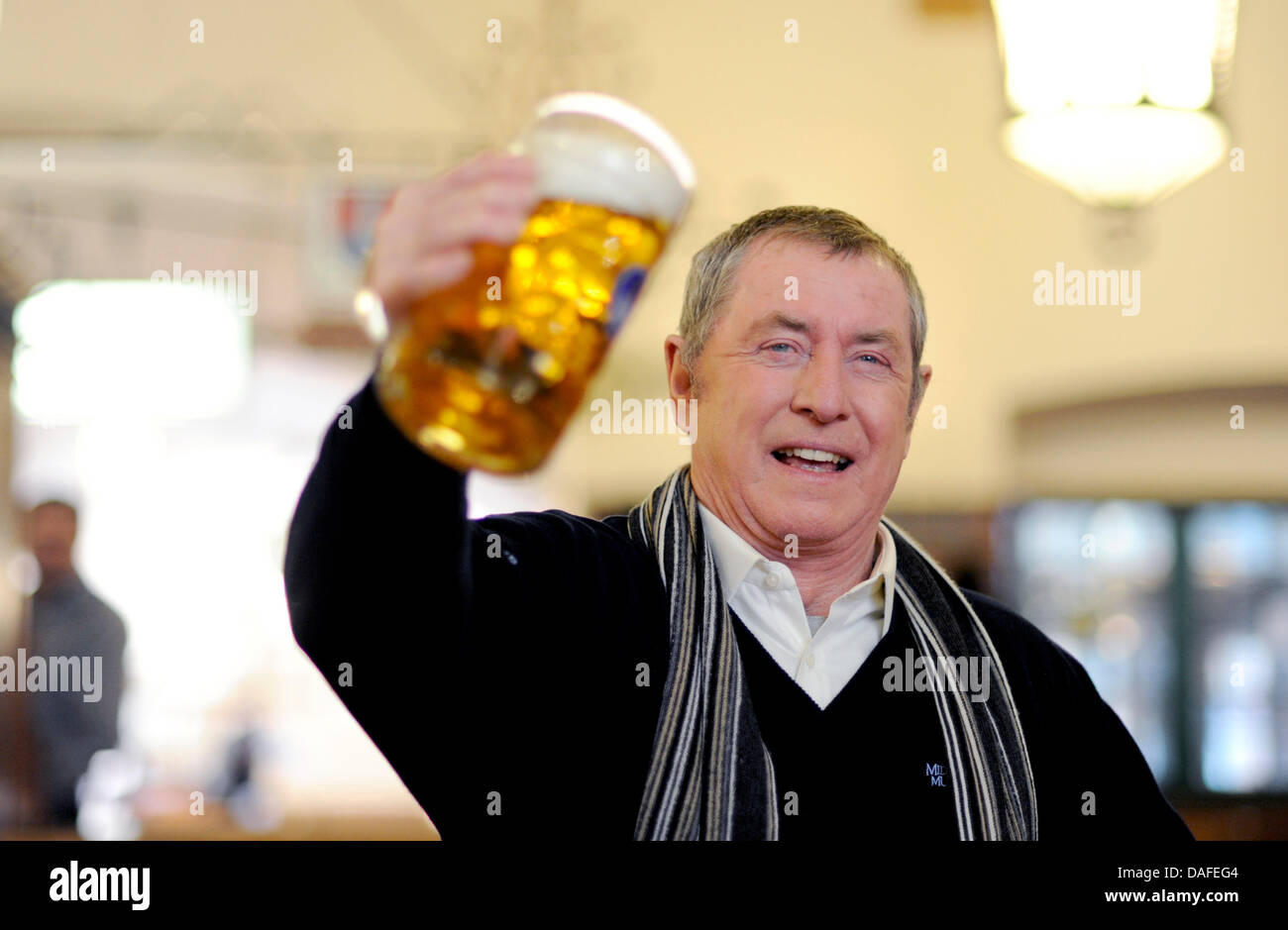 Attore britannico John ortiche pone con una birra durante una chiamata foto a Monaco di Baviera, Germania, il 23 febbraio 2011. Ortica stelle come ispettore Barnaby in serie whudunnit 'Midsomer omicidi'. Foto: Andreas Gebert Foto Stock