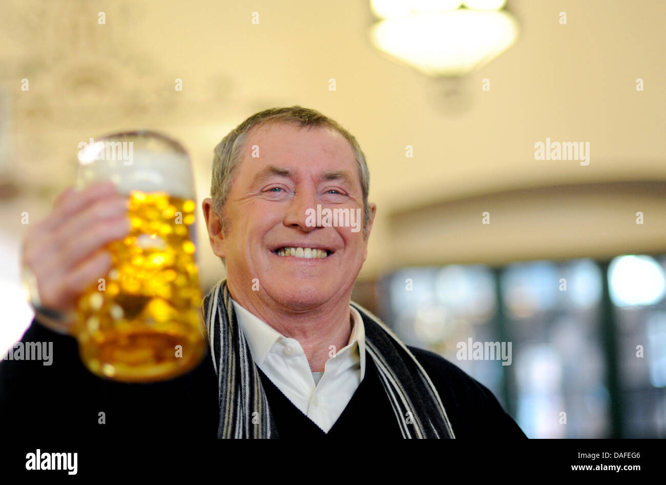 Attore britannico John ortiche pone con una birra durante una chiamata foto a Monaco di Baviera, Germania, il 23 febbraio 2011. Ortica stelle come ispettore Barnaby in serie whodunnit 'Midsomer omicidi'. Foto: Andreas Gebert Foto Stock