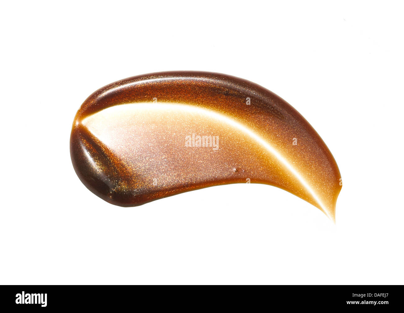 Il marrone scuro bronzer/self tan fondazione crema ritagliato su uno sfondo bianco Foto Stock