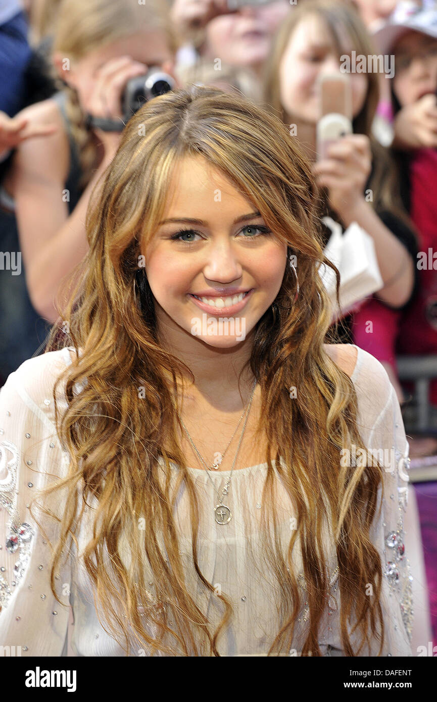 (Dpa-file) - attrice e teen-stella Miley Cyrus arriva alla premiere del film "Hannah Montana - IL FILM' al Film Mathaeser Palace a Monaco di Baviera, Germania, il 25 aprile 2009. Triste notizia per i fan di Hannah Montana: la stella di adolescenti si discosta dalla televisione. Foto: Ursula Dueren Foto Stock