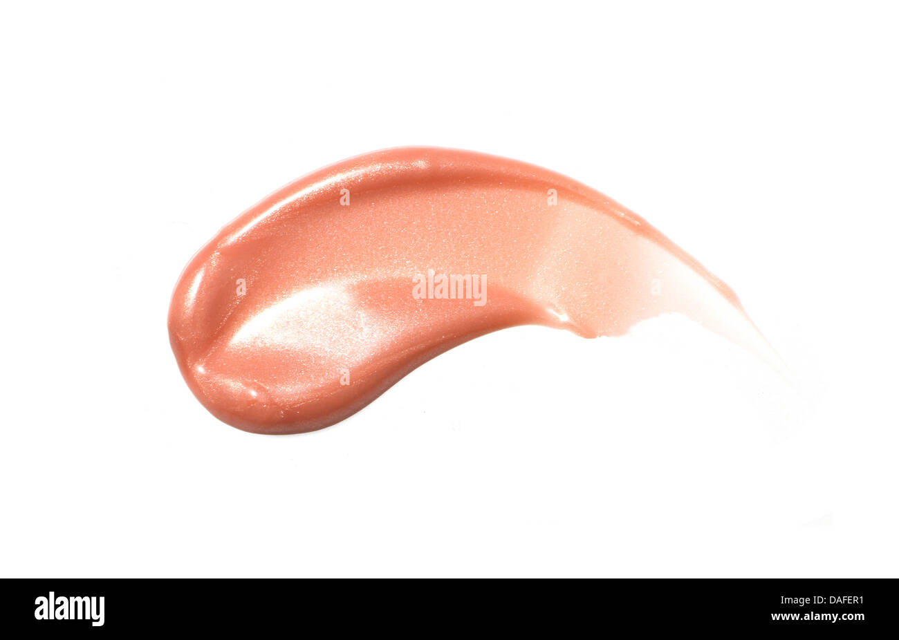 Sweep di rosa/rosso cremoso blusher/rossetto ritagliato su uno sfondo bianco Foto Stock