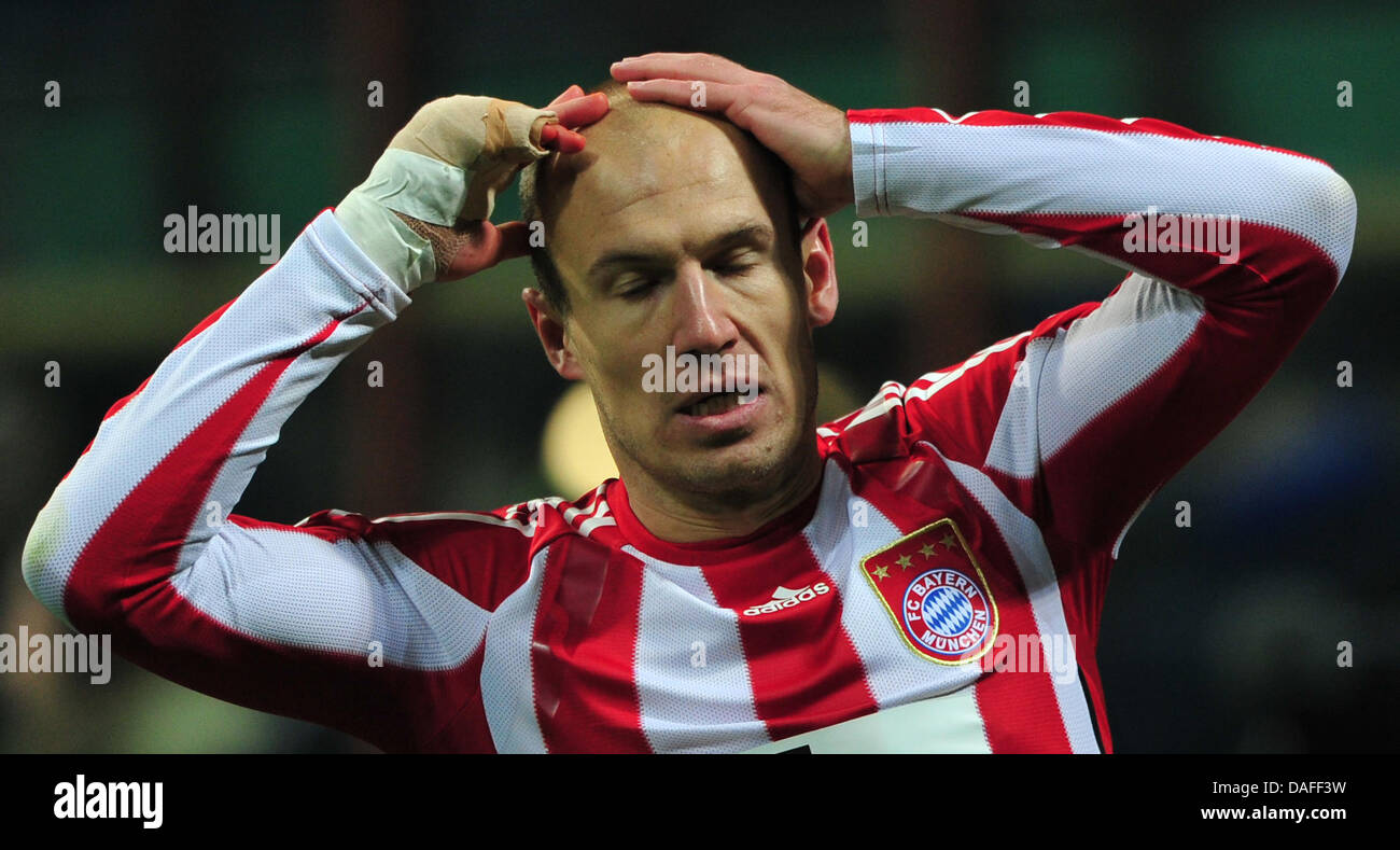 Monaco di Baviera Arjen Robben gesti durante la UEFA Champions League FC Bayern Monaco vs Inter Milan presso lo Stadio Meazza di Milano, Italia, 23 febbraio 2011. Monaco di Baviera ha vinto la partita 1-0. Foto: Peter Kneffel Foto Stock