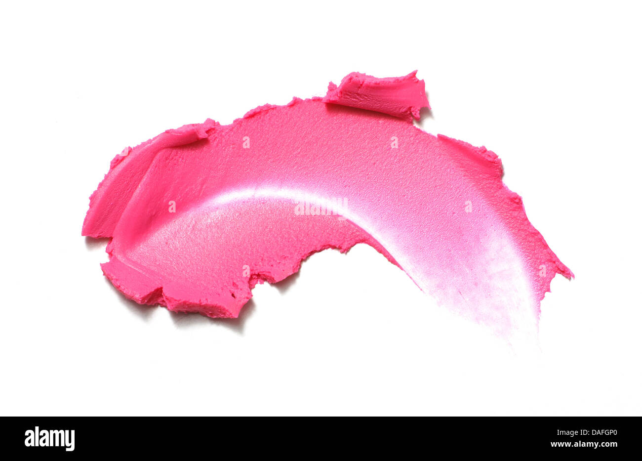 Sweep di rosa/rosso cremoso blusher/rossetto ritagliato su uno sfondo bianco Foto Stock