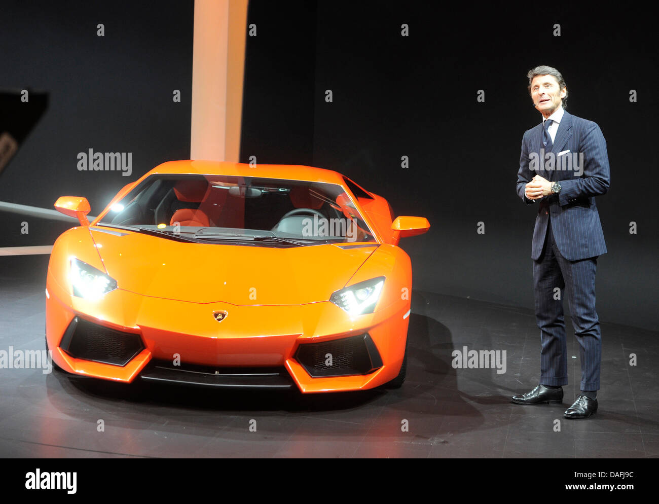 Stephan Winkelmann, Vorstandsvorsitzender von Lamborghini, stellt am Montag (28.02.2011), am Vorabend des ersten Pressetages beim Autosalon Genf, in einer Veranstaltungshalle a Genf Schweiz, den Lamborghini Aventador vor. Foto: Uli Deck dpa Foto Stock