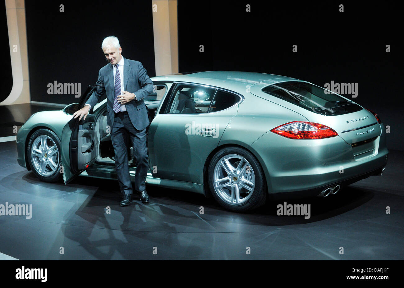 La nuova vettura prototipo Porsche Panamera S Hybrid è presentato dal presidente del consiglio di amministrazione di Porsche, Matthias Mueller, alla vigilia della prima giornata della stampa al salone di Ginevra a Ginevra, Svizzera, 28 febbraio 2011. Foto: Uli Deck Foto Stock