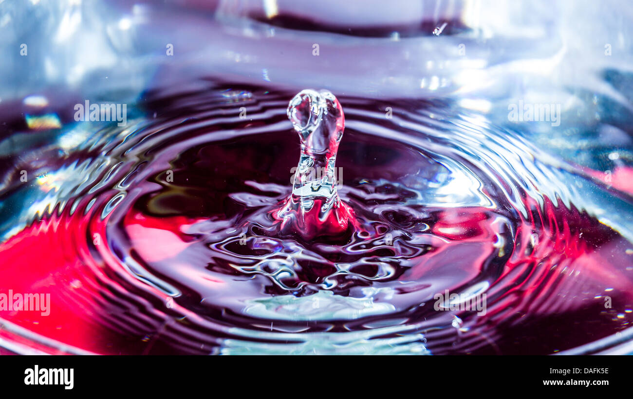 Una bella forma creata dal movimento del fluido di spruzzi di acqua come essa viene versata. Foto Stock