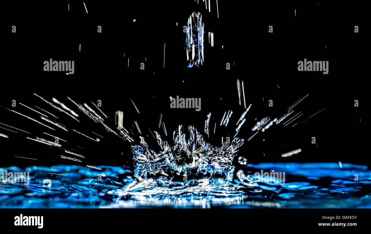 Una bella forma creata dal movimento del fluido di spruzzi di acqua come essa viene versata. Foto Stock