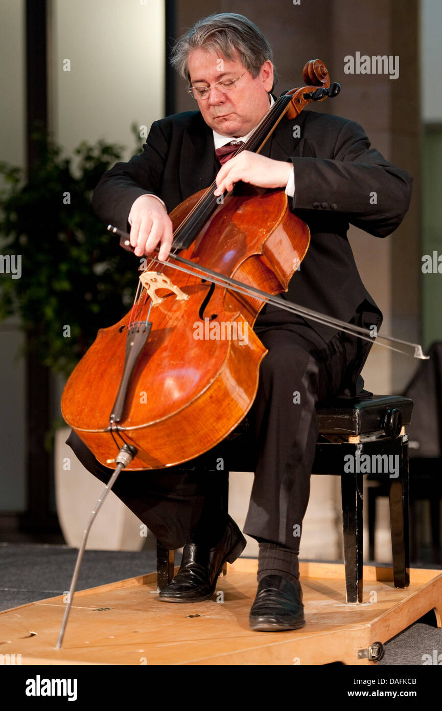 Violoncellist tedesco Thomas Beckmann riproduce come lui la sua premiata con il "cittadino dell'Anno" award a Berlino, Germania, 02 marzo 2011. Con sede a Duesseldorf il violoncellista Beckmann è stato premiato con il premio dotato di 20.000 euro da parte della federazione di giornale tedesco di editori (BDZV), in riconoscimento del suo impegno per i senzatetto. Beckmann aveva fondato la carità organizzazione assieme contro Foto Stock