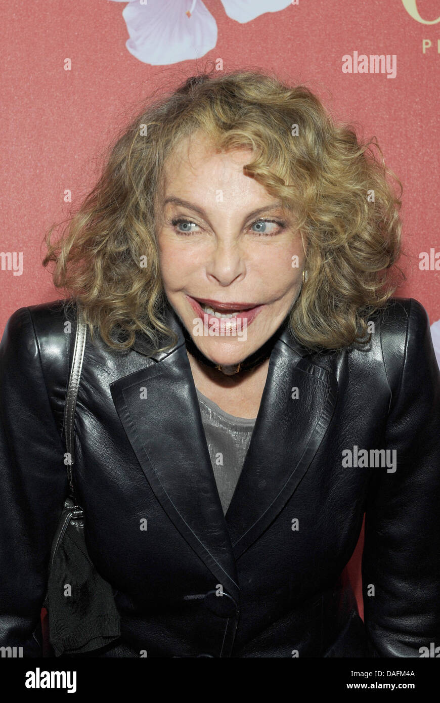 Noi attrice Sydne Roma partecipa a una festa in occasione della Barbara nome giorno a Monaco di Baviera, Germania, il 3 dicembre 2011. Un tedesco di dolciumi e caramelle fabbricante ha avviato una vasta nazione carità campaigne per la cosiddetta Barbara giorno. Foto: Ursula Dueren Foto Stock