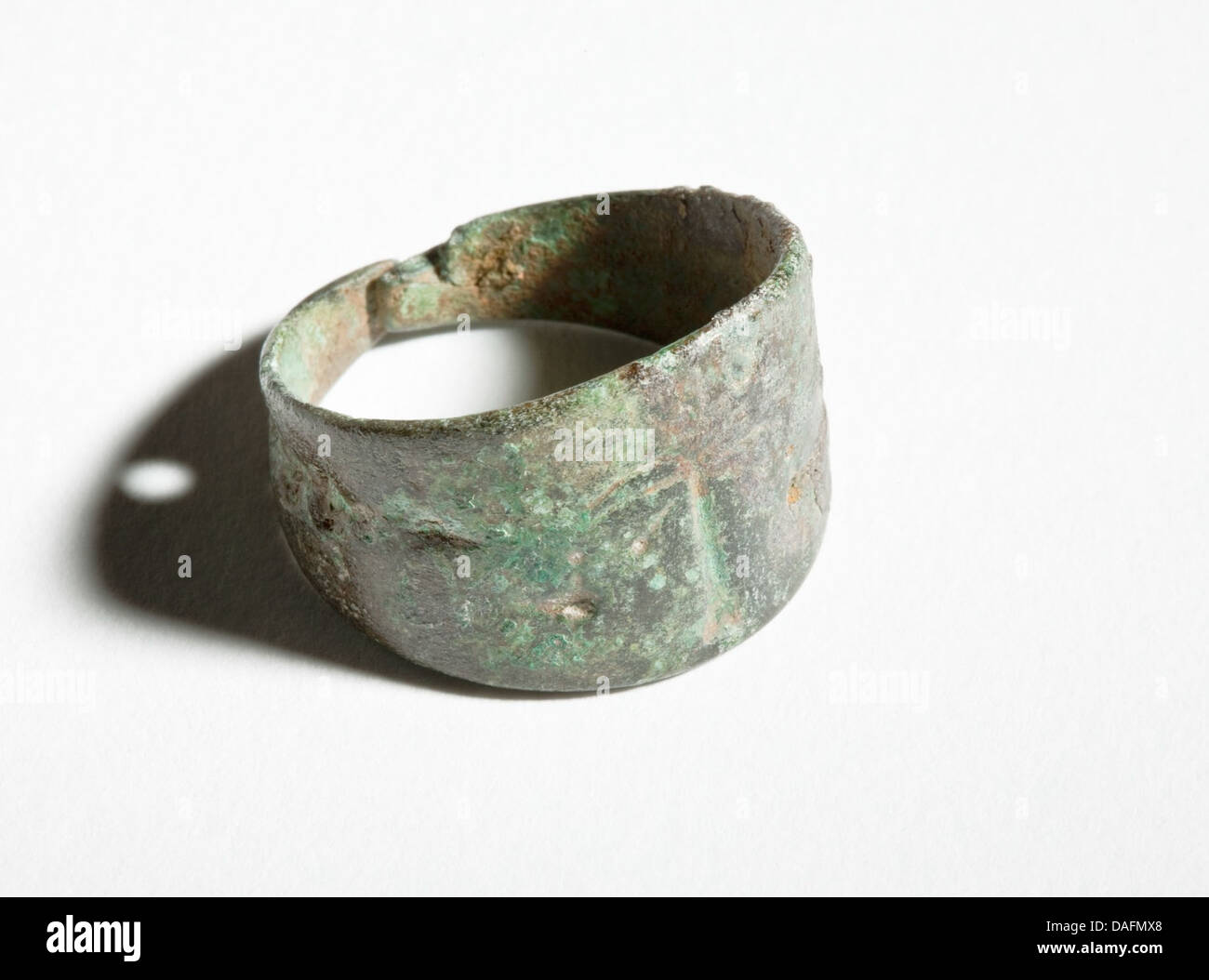 Questo antico anello di bronzo, caratterizzato da un'intricata fusione, era probabilmente indossato come simbolo di stato o potere. La sua cura artigianale dettagliata riflette l'arte del suo tempo, con disegni ornati incisi sulla sua superficie. Foto Stock