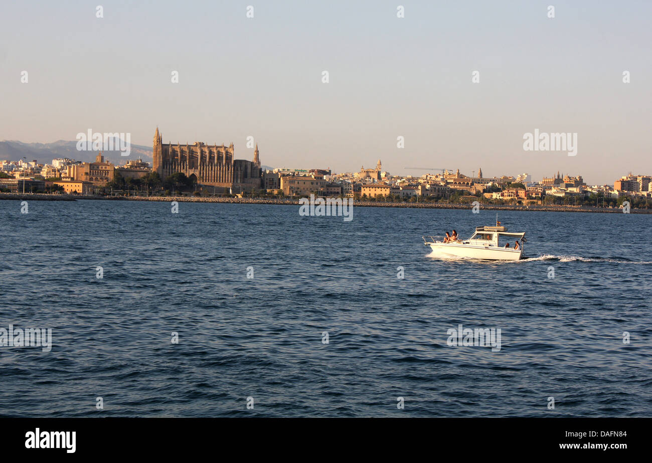 Un altro bel giorno - motore leisue craft rientro al porto / marina - nel porto di Palma de Mallorca / Maiorca, isole Baleari Foto Stock