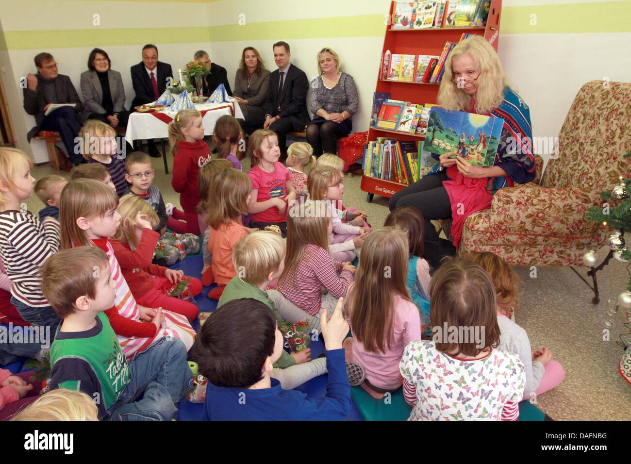 Catherine von Fuerstenberg-Dussmann, presidentessa del Consiglio di fondazione del gruppo Dussmann legge una storia di Natale per i bambini da Knurpsenhausen asilo nido a Erkner, Germania, 06 dicembre 2011. La Fondazione Dussmann donato 46 biblioteche per bambini in Germania e l'area di lingua tedesca all'estero il giorno di San Nicolao di quest'anno. Foto: Nestor Bachmann Foto Stock