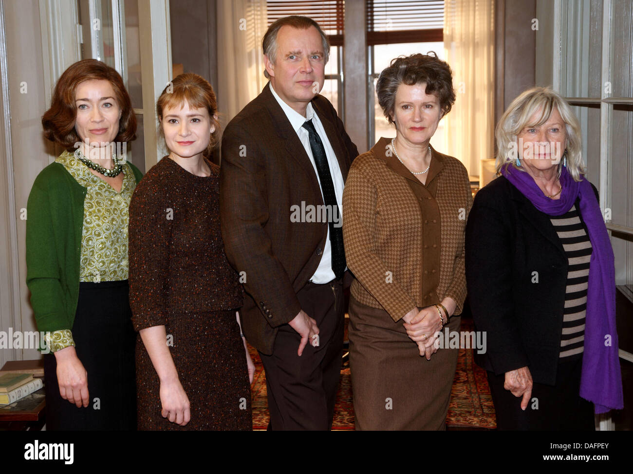 Attori Sascha Ley (L-R), Julia Jentsch, Axel Milberg, Barbara Sukowa e direttore Margarethe von Trotta pongono al set del 'Hannah Arendt " la produzione in Bascharage, Lussemburgo, 08 dicembre 2011. Il film racconta la storia del filosofo German-Jewish Hannah Arendt che viaggiano dal suo New York esilio a Gerusalemme per scrivere sul Eichmann trial per la rivista "New Yor Foto Stock