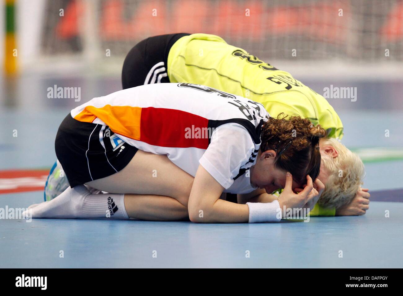 La Germania Sabrina Richter (anteriore) e Clara Woltering inginocchiati in delusione dopo il mondo femminile campionato di pallamano Gruppo un match Islanda vs Germania nel Santos, Brasile, 07 dicembre 2011. Foto: Sascha Klahn Foto Stock