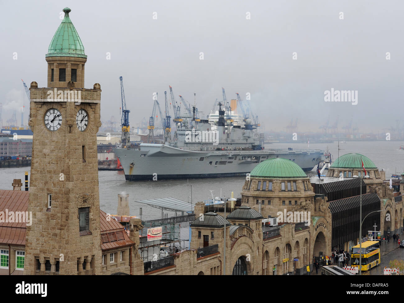 FILE - Un archivio foto datata 02 settembre 2011 mostra l'elicottero britannico vettore " illustre' in arrivo al porto di Amburgo, Germania. La nave può ospitare fino a un massimo di 24 elicotteri e può essere visitted ad Amburgo il 11 dicembre 2011. Foto: ANGELIKA WARMUTH Foto Stock