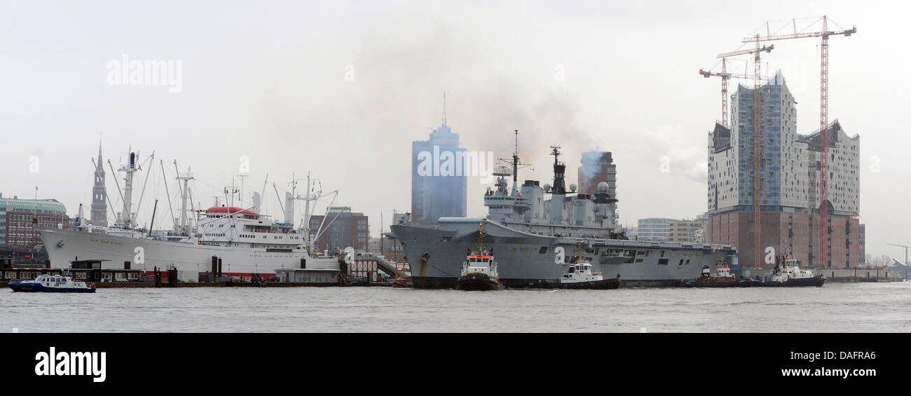 FILE - Un archivio foto datata 02 settembre 2011 mostra l'elicottero britannico vettore "" illustre in piedi accanto alla nave 'Cap San Diego' e il cantiere per la costruzione della Elbphilharmonie presso il porto di Amburgo, Germania. La nave può ospitare fino a un massimo di 24 elicotteri e può essere visitted ad Amburgo il 11 dicembre 2011. Foto: ANGELIKA WARMUTH Foto Stock