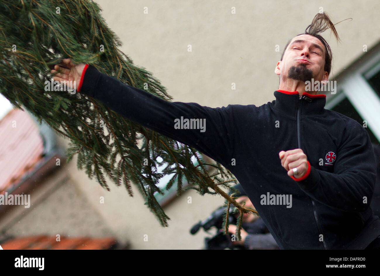 Vincitore Frank Pubanz getta una conifera durante il Natale-tree-gettando la concorrenza in Gadow, Germania, 10 dicembre 2011. Frank Pubanz ha vinto il concorso di una distanza di 10,9 metri. Il record del mondo di 17.50 metri non è stato rotto. Foto: Jens BUETTNER Foto Stock