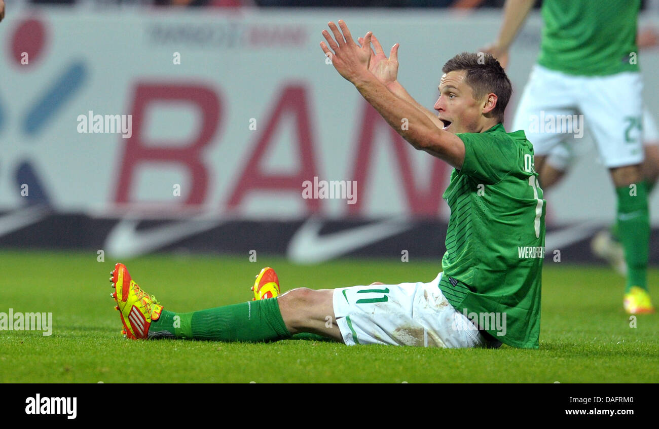 Brema è Markus Rosenberg siede sulla terra e di gesti durante la Bundesliga tedesca match tra Werder Brema e VfL Wolfsburg presso lo Stadio Weser di Brema, Germania, 10 dicembre 2011. Foto: CARMEN JASPERSEN Foto Stock