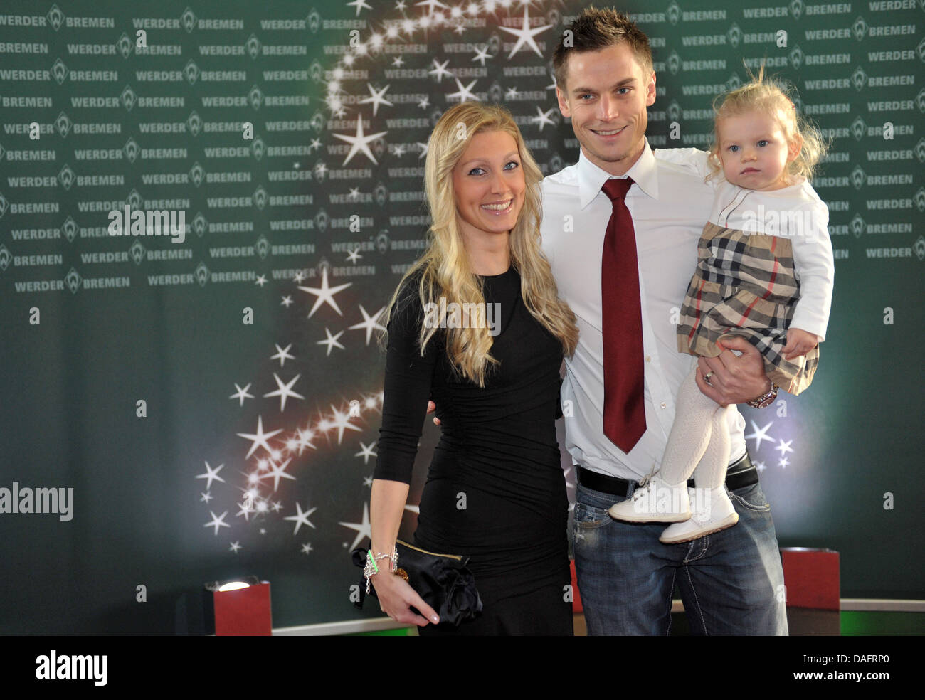 Werder lettore di Markus Rosenberg (C), la sua fidanzata Maria Wigren e figlia Izabella arrivare per la festa di Natale della Bundesliga tedesca club di calcio del Werder Brema presso il ristorante 'El Mundo " di Brema, Germania, 11 dicembre 2011. Foto: CARMEN JASPERSEN Foto Stock