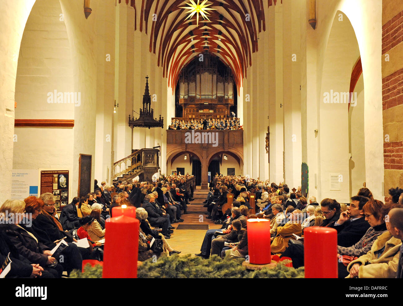 Migliaia di visitatori ascoltare l Oratorio di Natale di Johann Sebastian Bach (1685-1750) presso la chiesa di San Tommaso a Lipsia, Germania, 09 dicembre 2011. Il Thomaner coro e la Gewandhaus Orchestra diretta da Georg Christoph Biller presenterà Bach Oratorio di Natale dal 09 al 11 dicembre 2011. Foto: Waltraud Grubitzsch Foto Stock