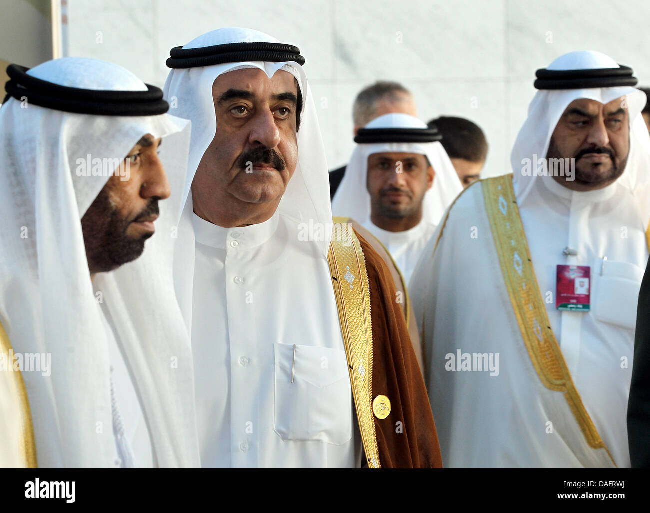 Accompagnati da guide per la protezione, emiro del Qatar Sheikh Hamad bin Khalifa al Thani (2-L), arriva al quarto Forum dell'Alleanza delle civiltà a Doha, Qatar, 11 dicembre 2011. Il Presidente tedesco e sua moglie sono su un periodo di sei giorni di visita nella regione del Golfo. Foto: Wolfgang Kumm Foto Stock