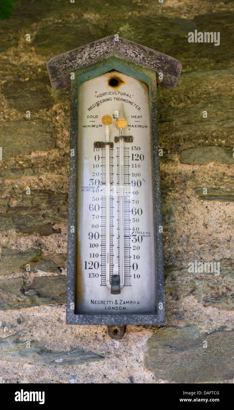 Outside thermometer immagini e fotografie stock ad alta risoluzione - Alamy