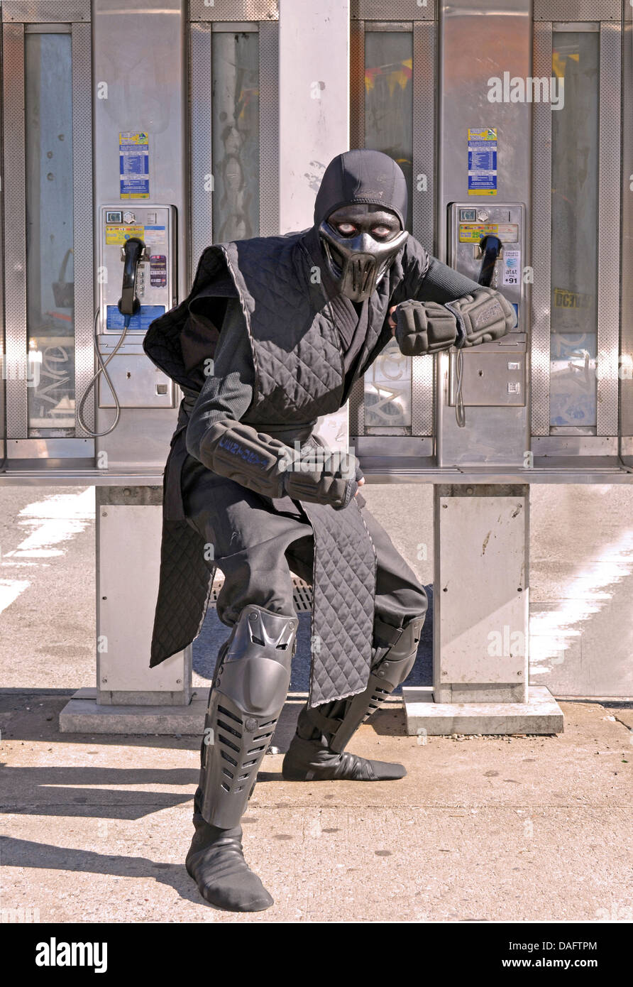 Joel Rosado sul modo di fumetto con New York 2012 vestito come Noob Saibot un video di carattere dalla Mortal Kombat serie di gioco Foto Stock