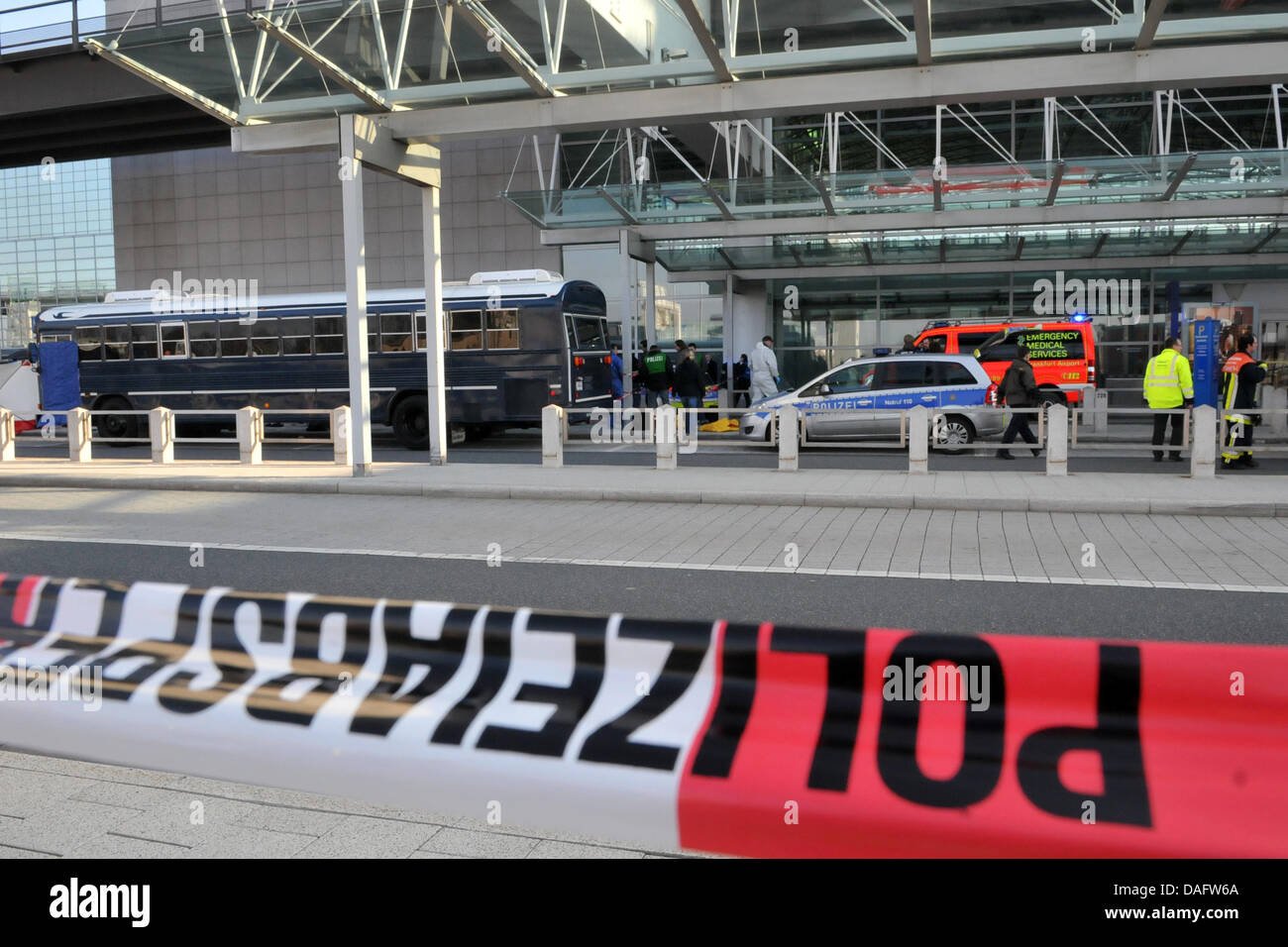 La scena del crimine è chiuso al terminale 2 dell'aeroporto di Francoforte a Francoforte in Germania, 2 marzo 2011. Un 21-anno-vecchio uomo dal Kosovo ha attaccato un bus militare dell'esercito degli Stati Uniti con i soldati USA e ucciso almeno due uomini morti. Un altro due persone che sono detenute da soldati USA come bene, sono stati gravemente feriti. Non è chiaro se questo è stato un attacco terroristico. Foto: Salom Foto Stock