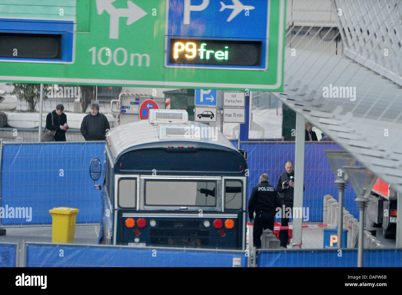 La scena del crimine è chiuso al terminale 2 dell'aeroporto di Francoforte a Francoforte in Germania, 2 marzo 2011. Un 21-anno-vecchio uomo dal Kosovo ha attaccato un bus militare dell'esercito degli Stati Uniti con i soldati USA e ucciso almeno due uomini morti. Un altro due persone che sono detenute da soldati USA come bene, sono stati gravemente feriti. Non è chiaro se questo è stato un attacco terroristico. Foto: Boris Foto Stock