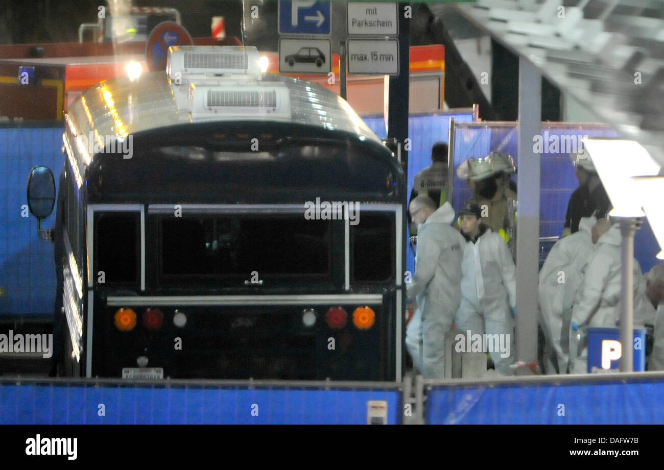 Gli esperti della polizia della scena del crimine esaminare unità ci un bus militare a seguito di un attacco mortale all'aeroporto di Francoforte, Germania, 2 marzo 2011. Secondo le relazioni preliminari tramite la polizia tedesca, un uomo è entrato l'autobus uccidendo due personale dell'esercito e injurying due altre vittime. Il presunto aggressore è stato arrestato. Foto: Boris Roessler Foto Stock