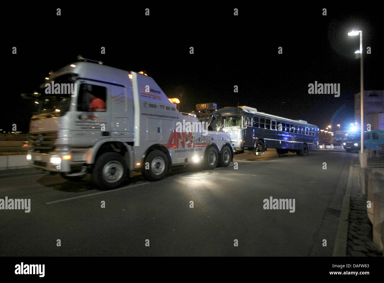 Un camion traina un esercito usa autobus di distanza dalla scena del crimine di fronte al Terminal 2 dell'aeroporto di Francoforte, in Germania, 2 marzo 2011. Secondo le relazioni preliminari tramite la polizia tedesca, un uomo è entrato l'autobus uccidendo due di noi uomini di servizio e gravemente injurying due altre vittime. Il pirata informatico è stato arrestato. Foto: Fredrik von Erichsen Foto Stock