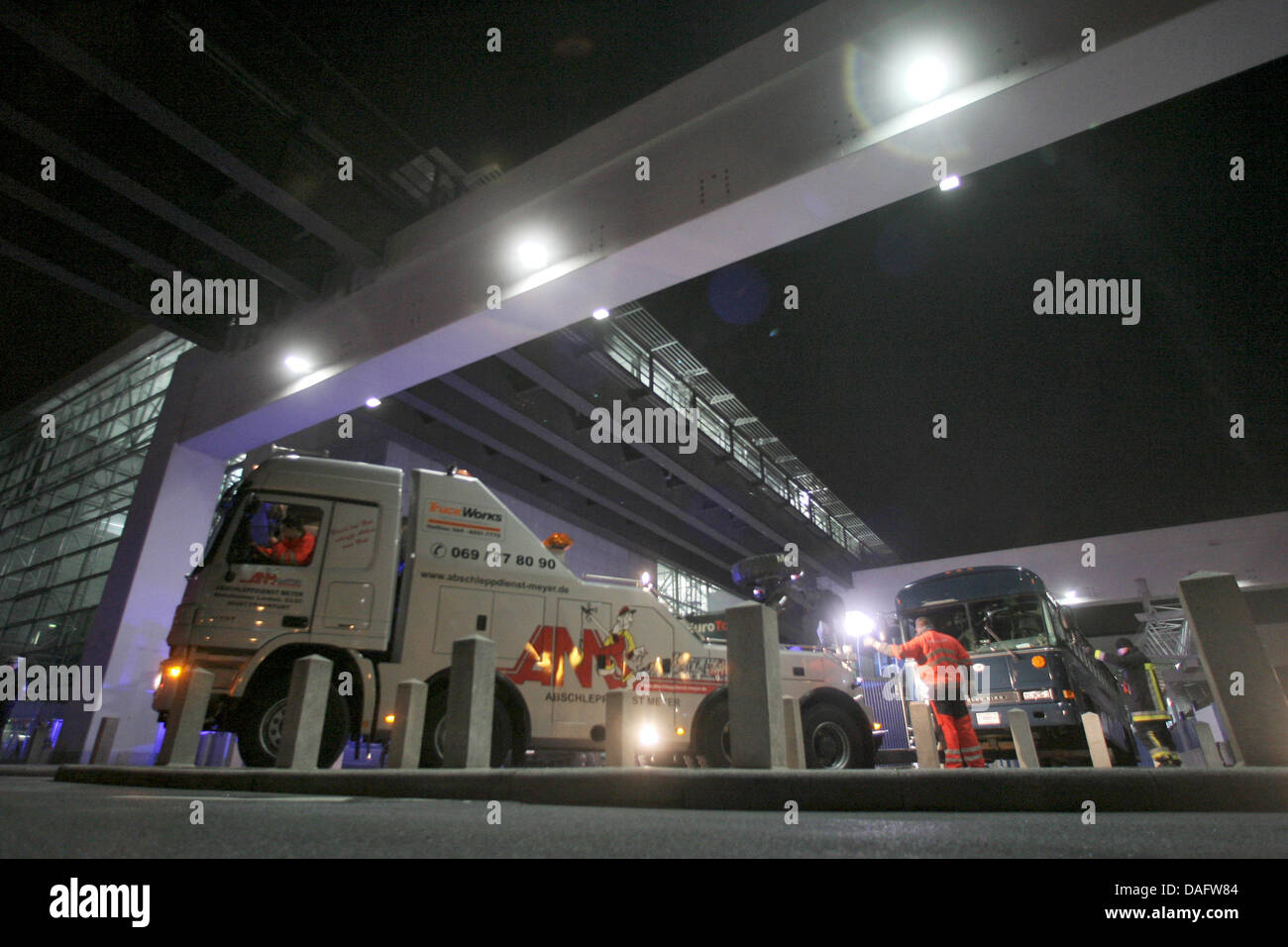 Un camion traina un esercito usa autobus di distanza dalla scena del crimine di fronte al Terminal 2 dell'aeroporto di Francoforte, in Germania, 2 marzo 2011. Secondo le relazioni preliminari tramite la polizia tedesca, un uomo è entrato l'autobus uccidendo due di noi uomini di servizio e gravemente injurying due altre vittime. Il pirata informatico è stato arrestato. Foto: Fredrik von Erichsen Foto Stock