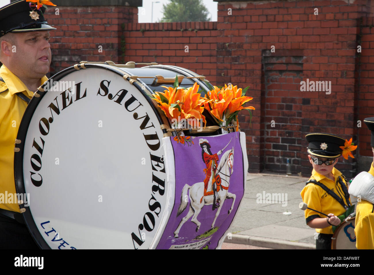 Southport, Regno Unito 12 luglio, 2013. Il colonnello Saunders batterista presso il Orangemen's Day parade assemblando in London Street. Un numero di Ordine di Orange lodges accompagnata dalla tubazione e tamburo Marching Band riuniti in Southport per l annuale Giornata arancione marche. Il 12 luglio è il giorno più importante del calendario lealisti, quando i membri della Orange Lodge marzo per commemorare il 1690 Centro Visitatori della Battaglia del Boyne in Irlanda. Credito: Conrad Elias/Alamy Live News Foto Stock