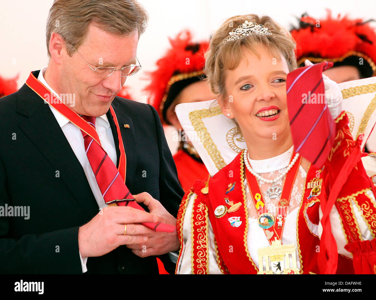 Un 'carnival princess' esegue il tradizionale atto di taglio di una cravatta  da uomo sul Presidente della Repubblica federale di Germania Christian  Wulff presso il Palazzo Bellevue a Berlino, Germania, 03 marzo