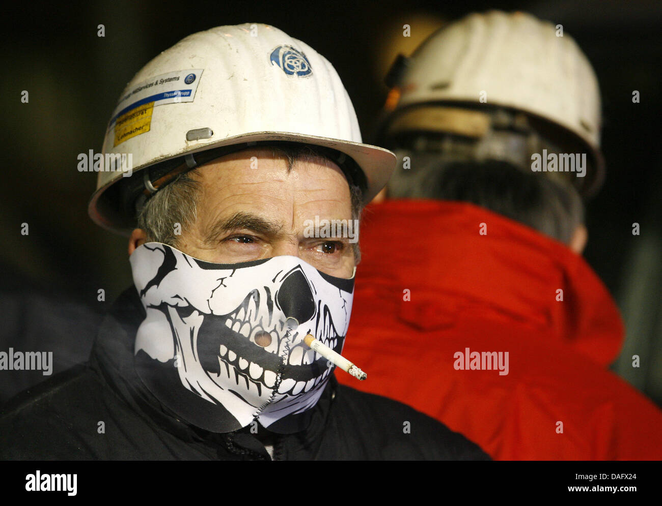 Ein Stahlarbeiter der ThyssenKrupp AG demonstriert am Donnerstag (24.02.2011) vor dem Tor 1 in Duisburg mit Totenmaske und Zigarette. Sie beteiligen sich am bundesweiten Aktionstagder IG Metall zum Thema Leiharbeit. Foto: Roland Weihrauch dpa/lnw Foto Stock