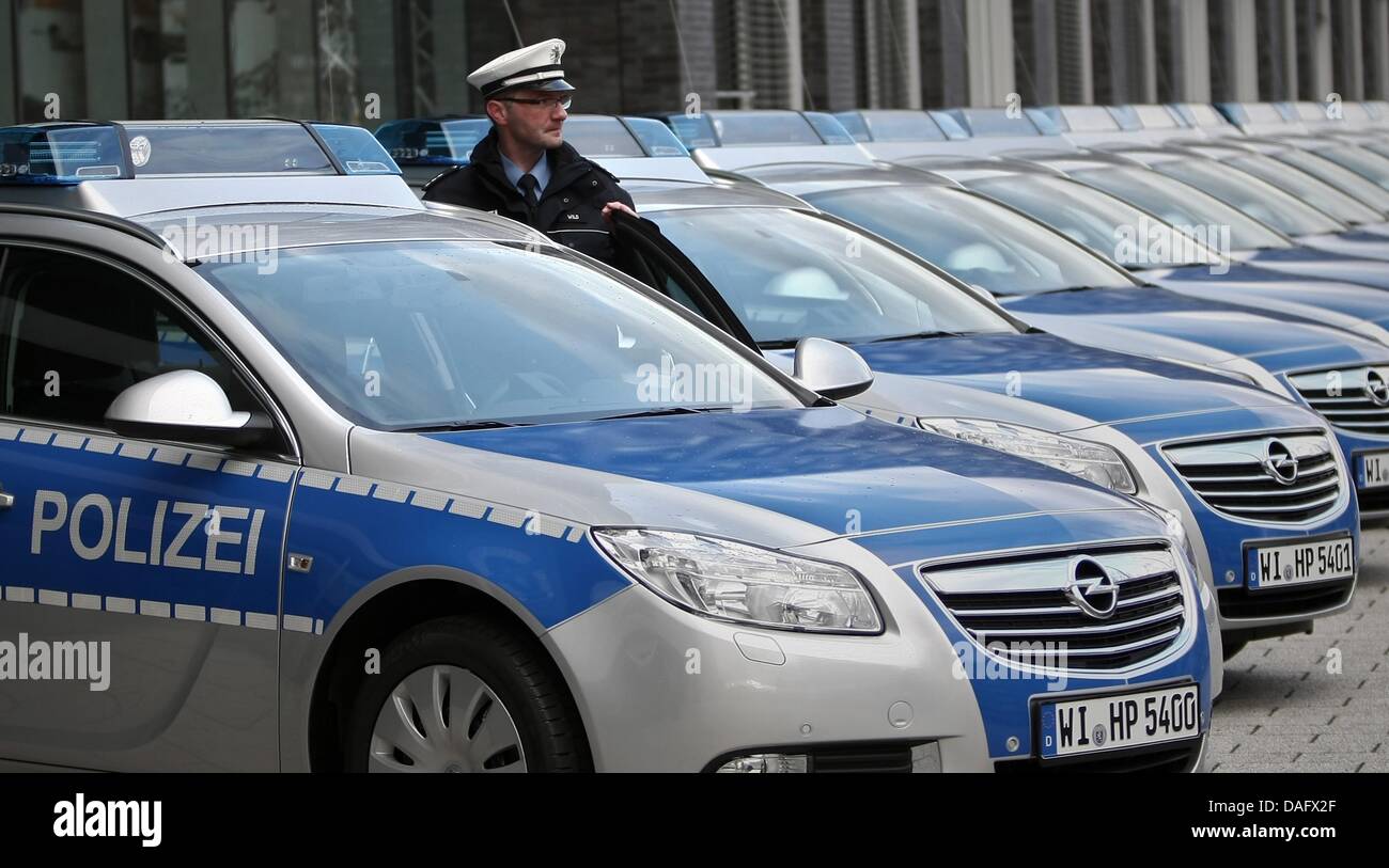 Capo soprintendenza Wild sorge accanto al 100 nuove auto della polizia della società automobilistica Opel presso il quartier generale della polizia in Francoforte sul Meno, Germania, 24 novembre 2010. Hesse spende più soldi su istruzione della prima infanzia, la polizia e i benefici sociali di altri Stati federali in Germania. Foto: Fredrik von Erichsen Foto Stock