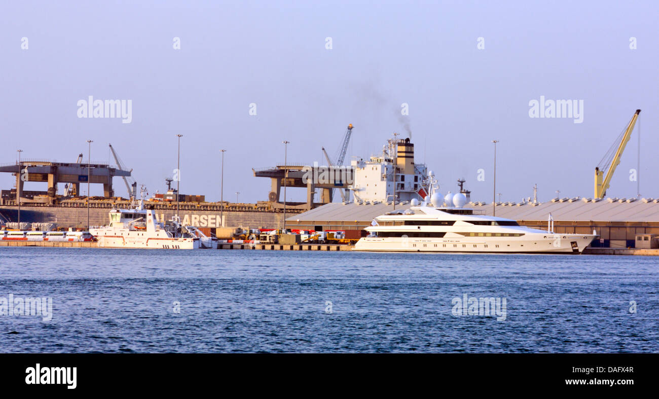 Il porto commerciale e alcuni lussuosi yacht a motore a Doha, in Qatar Foto Stock