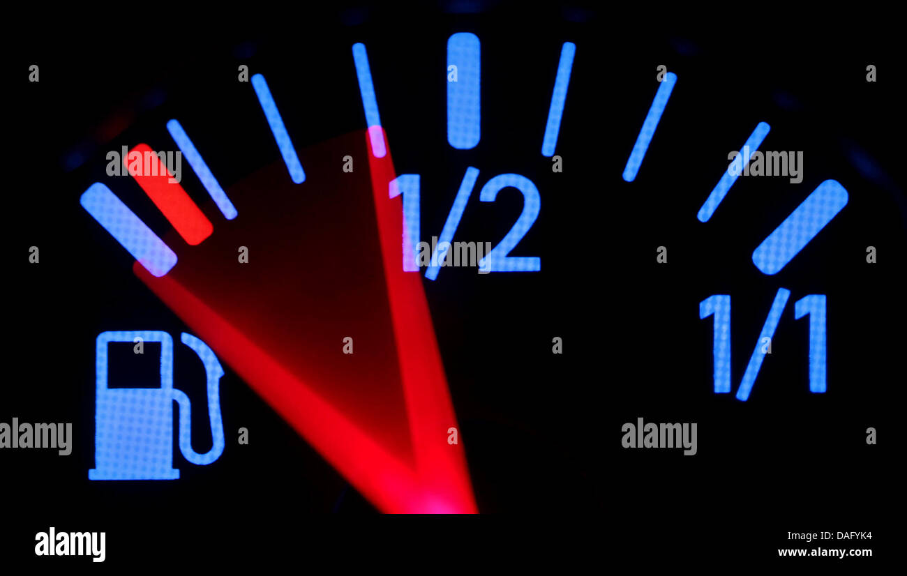 Un indicatore di carburante di una vettura nella foto a Leipzig, Germania, 07 marzo 2011. Un vertice di benzina si terrà il 08 marzo al dibattito sul confusioni causati con il lancio di 95-ottano Super E10 'eco-frendly' benzina. E10 è chiamato così perché il dieci per cento del mix è etanolo da cereali e colture di zucchero, il resto è raffinata benzina. Fino a un massimo di dieci per cento di vetture che potrebbero tranquillamente masterizzare il vecchio su Foto Stock