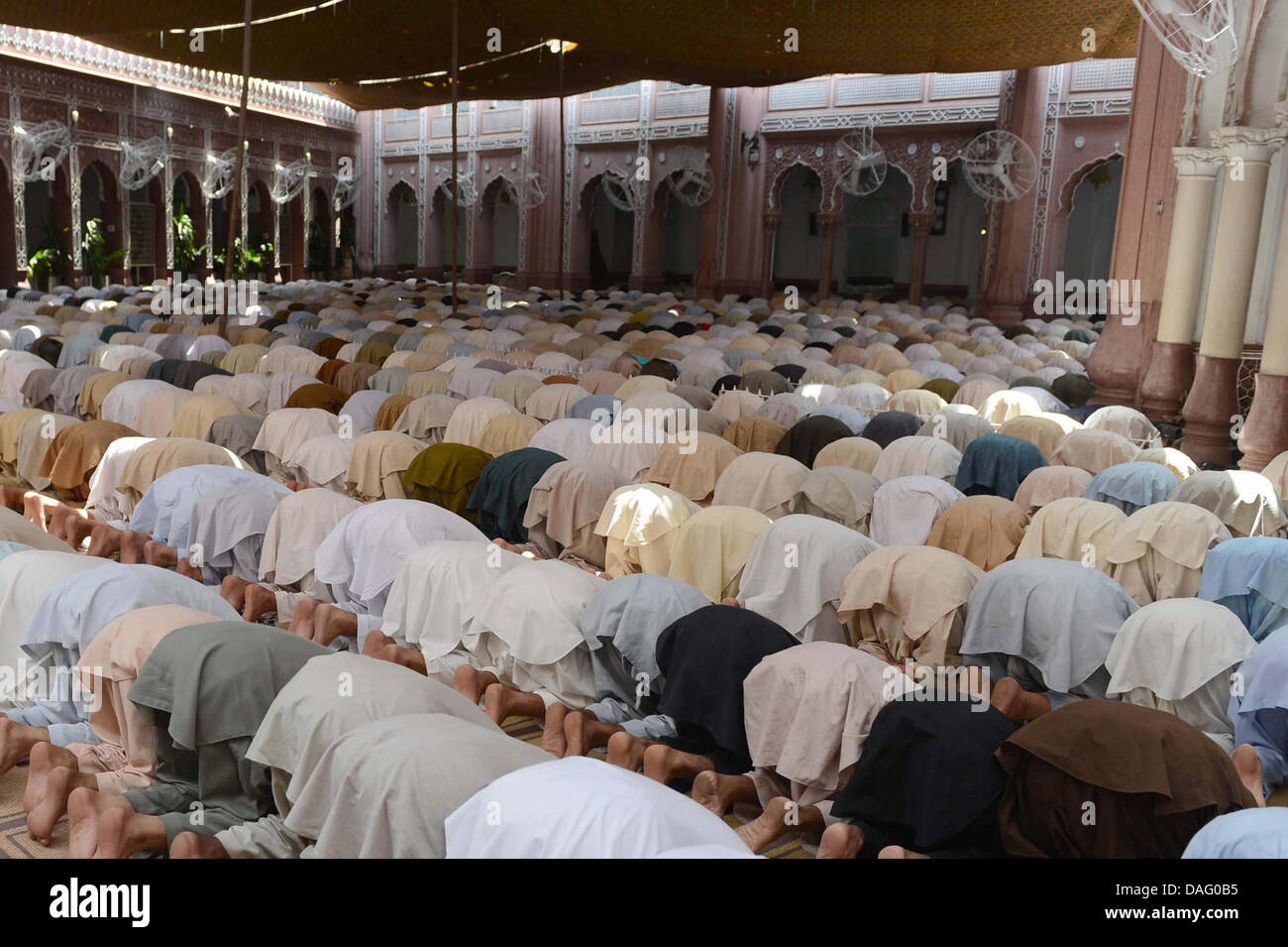 I musulmani che offre la preghiera il primo venerdì di Ramzan-ul- Mubarak a Peshawar il Venerdì, 12 luglio, 2013 Foto Stock