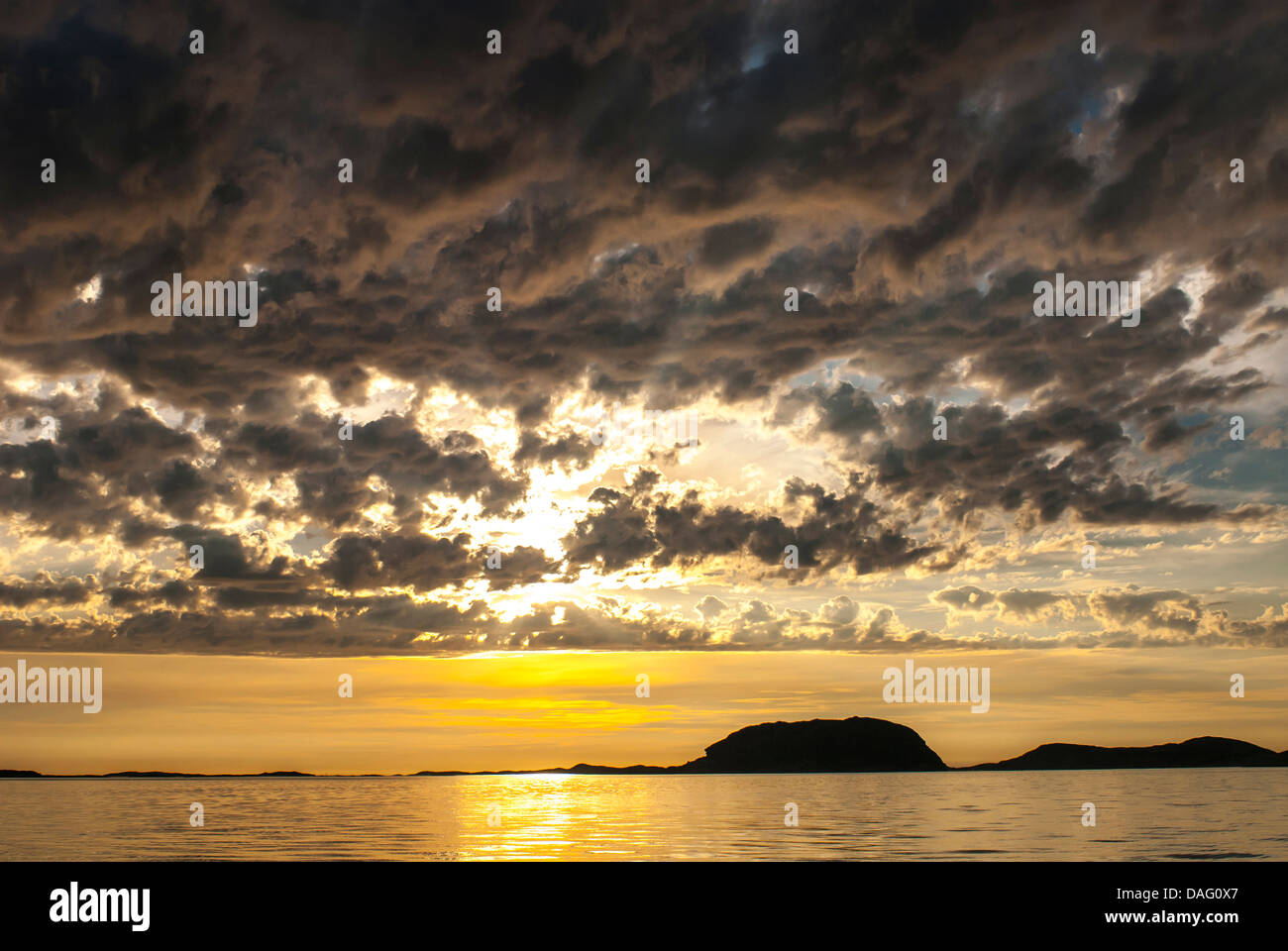 Tramonto in un fiordo norvegese con tuoni nuvole, Norvegia, Lauvsnes Foto Stock