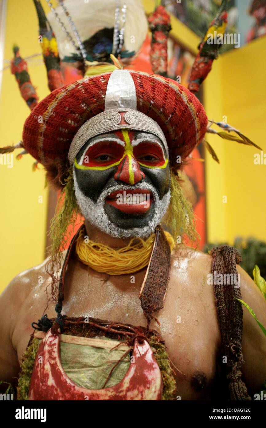 Robert Nokinja da Papua Nuova Guinea pone all'International Travel Trade Show ITB a Berlino, Germania. Più di 11 000 espositori provenienti da 180 paesi prendono parte all'ITB che avviene da 09-13 marzo 2011. Foto: Kathrin Streckenbach Foto Stock