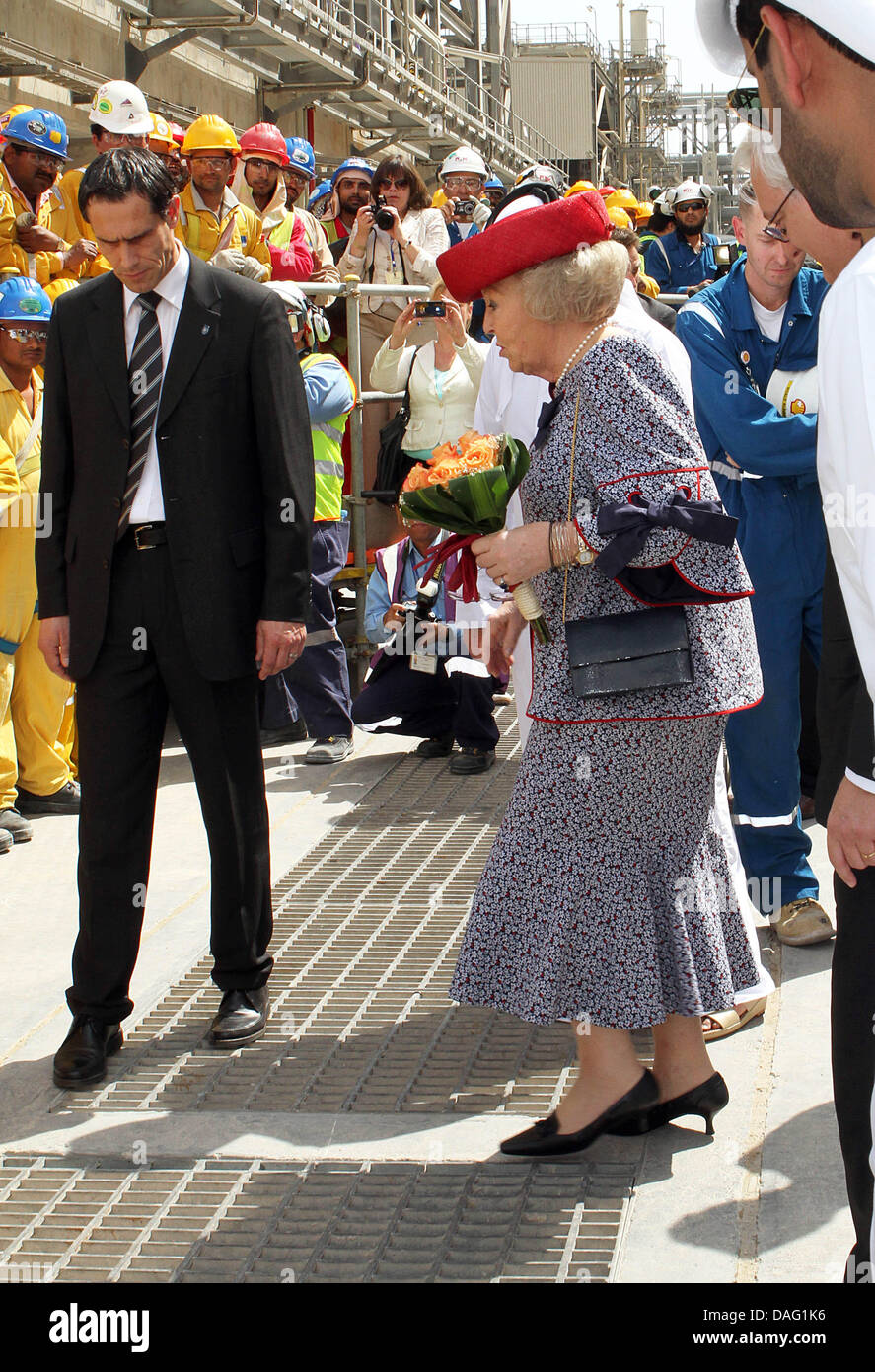 La regina Beatrice visiti il Ras Laffan città industriale (RLIC) e Shell pearl GTL il secondo giorno della olandese royals' visita di Stato a Doha, Qatar, 10 marzo 2011. Foto: Albert Nieboer FUORI DEI PAESI BASSI Foto Stock