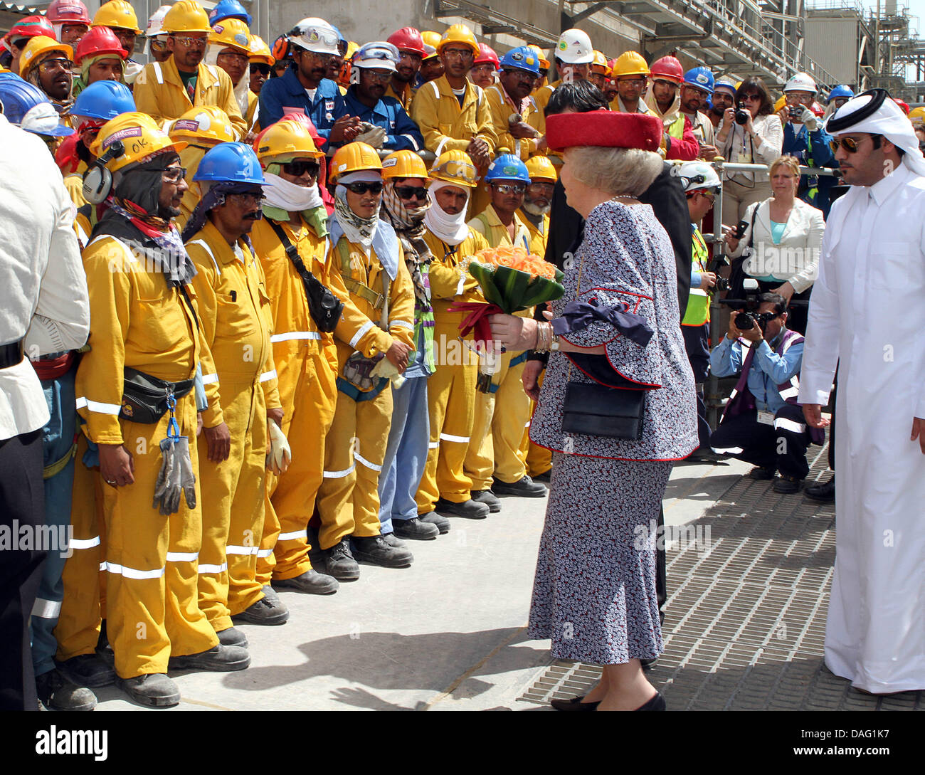 La regina Beatrice visiti il Ras Laffan città industriale (RLIC) e Shell pearl GTL il secondo giorno della olandese royals' visita di Stato a Doha, Qatar, 10 marzo 2011. Foto: Albert Nieboer FUORI DEI PAESI BASSI Foto Stock