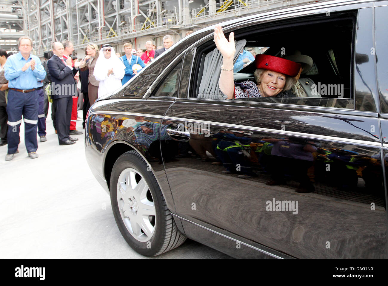 La regina Beatrice dei Paesi Bassi visite Ras Laffan città industriale a Doha, Qatar, 10 marzo 2011. I Royals hanno visitato anche Nakilat Damen Shipyards Qatar e Shell Pearl GTL. La Regina ha partecipato alla firma di un memorandum di intesa tra il Ras Laffan e il porto di Rotterdam. La Dutch royals sono su una due giorni di visita di Stato in Qatar. Foto: Patrick van Katwijk Foto Stock