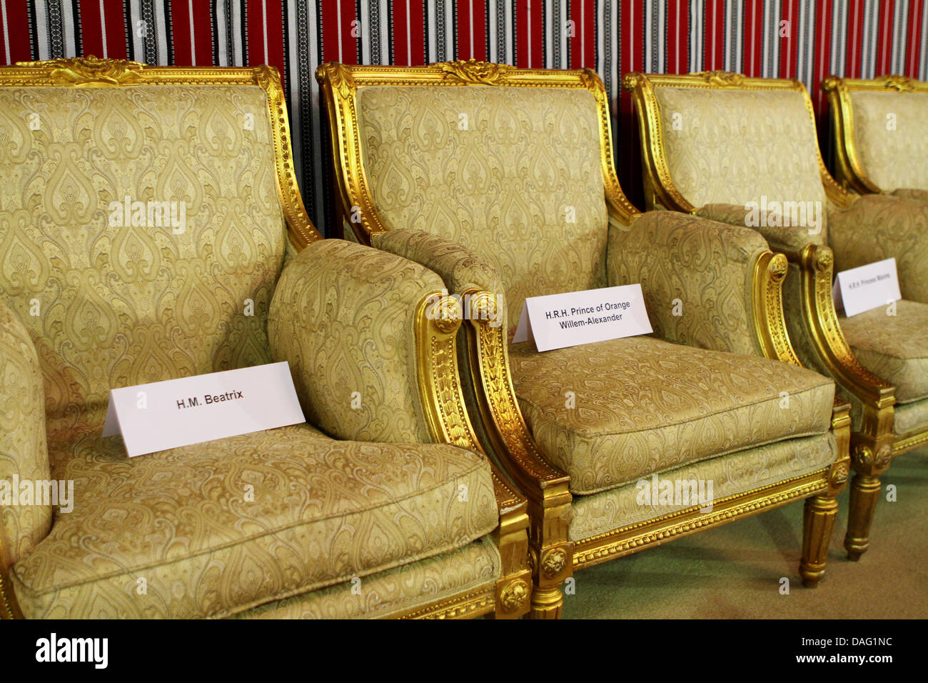 Targhette sono messi sulle poltrone dove la regina Beatrix, principe Willem-Alexander e la principessa Maxima dei Paesi Bassi si siedono sulla loro visita a Ras Laffan città industriale a Doha, Qatar, 10 marzo 2011. Foto: Patrick van Katwijk Foto Stock