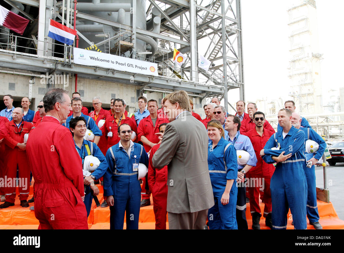 Il principe Willem-Alexander dei Paesi Bassi visiti il Ras Laffan città industriale (RLIC) e Shell pearl GTL il secondo giorno della olandese royals' visita di Stato a Doha, Qatar, 10 marzo 2011. Foto: Patrick van Katwijk Foto Stock
