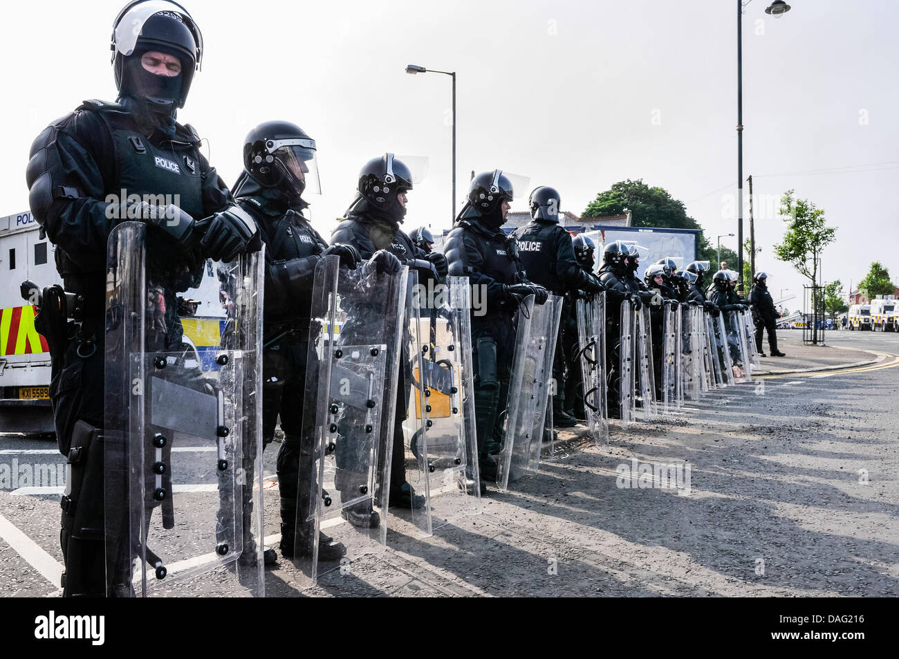 Belfast, Irlanda del Nord, 12 Luglio 2013 - PSNI ufficiali nel tumulto di blocco di marcia il Crumlin Road. Credito: Stephen Barnes/Alamy Live News Foto Stock