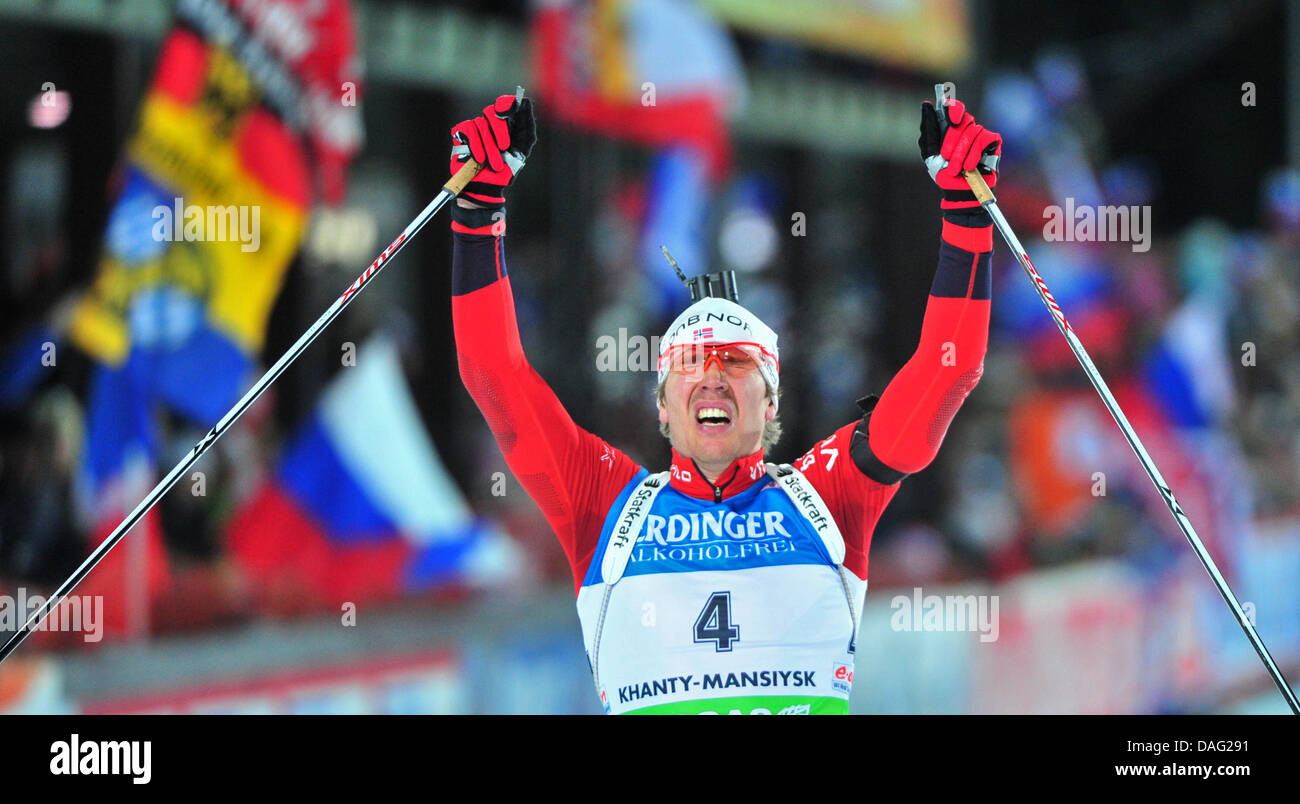 Emil Hegle Svendsen di Norvegia celebra dopo gli uomini 15 km mass start presso i Campionati Mondiali di Biathlon a A.V. Philipenko centro degli sport invernali Khanty-Mansiysk, Russia, 12 marzo 2011. Foto: Martin Schutt dpa Foto Stock