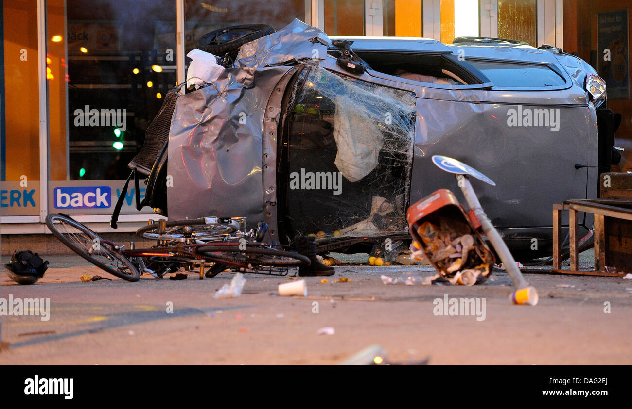 Una vettura si è schiantato giace su un marciapiede ad Amburgo, Germania, 12 marzo 2011. La vettura ha colpito un'altra auto in un crash e poi è stata generata per il marciapiede. Tre persone che non erano stati coinvolti nell'incidente è morto, altre nove persone ferite. Foto: FABIAN BIMMER Foto Stock