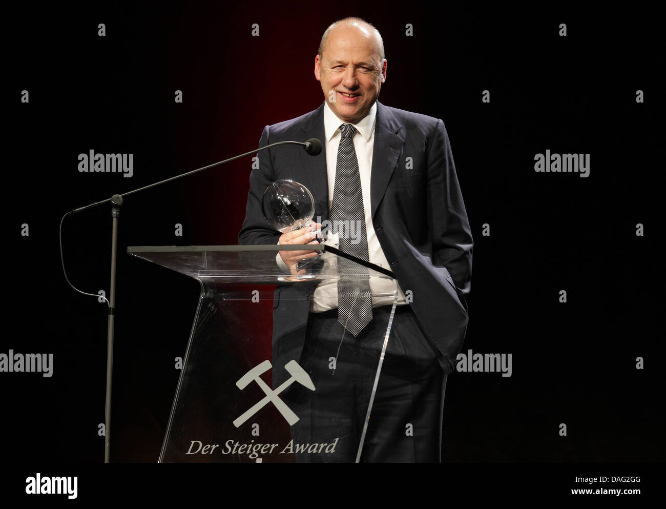 Musicista scozzese Mark Knopfler (L) dei Dire Straits fama accetta un trattore Steiger Award al Jahrhunderthalle di Bochum, Germania, 12 marzo 2011. Steiger Awards premiano le persone che fanno il loro segno aderendo alle presunte virtù della 'Steiger' (una sorta di caposquadra in tedesco mining), come apertura, schiettezza, la tolleranza e la compassione. Foto: Rolf Vennenbernd Foto Stock